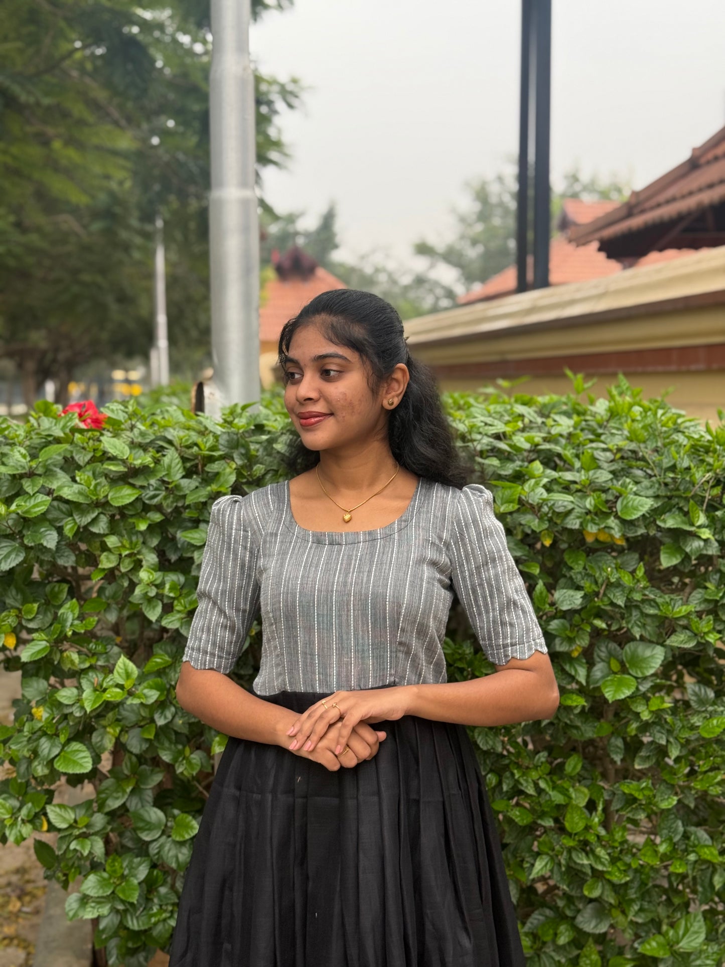 NY 524
Elegant linen cotton maxi with elbow puff sleeves with scallop detailings