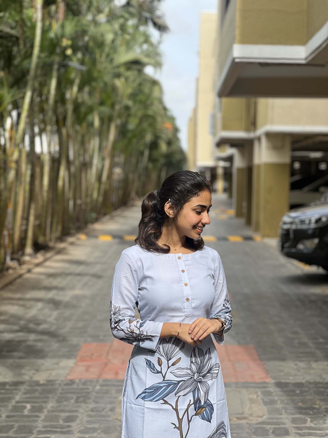 Elegant floral print kurti with 3/4th sleeves (Lining attached)