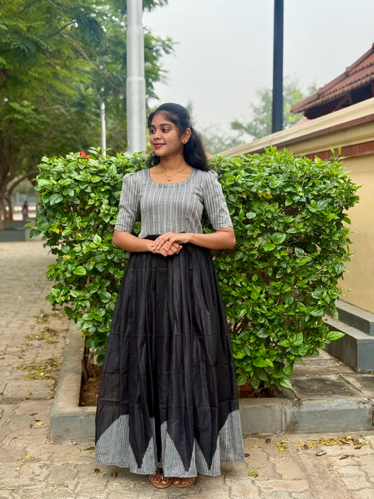 NY 524
Elegant linen cotton maxi with elbow puff sleeves with scallop detailings