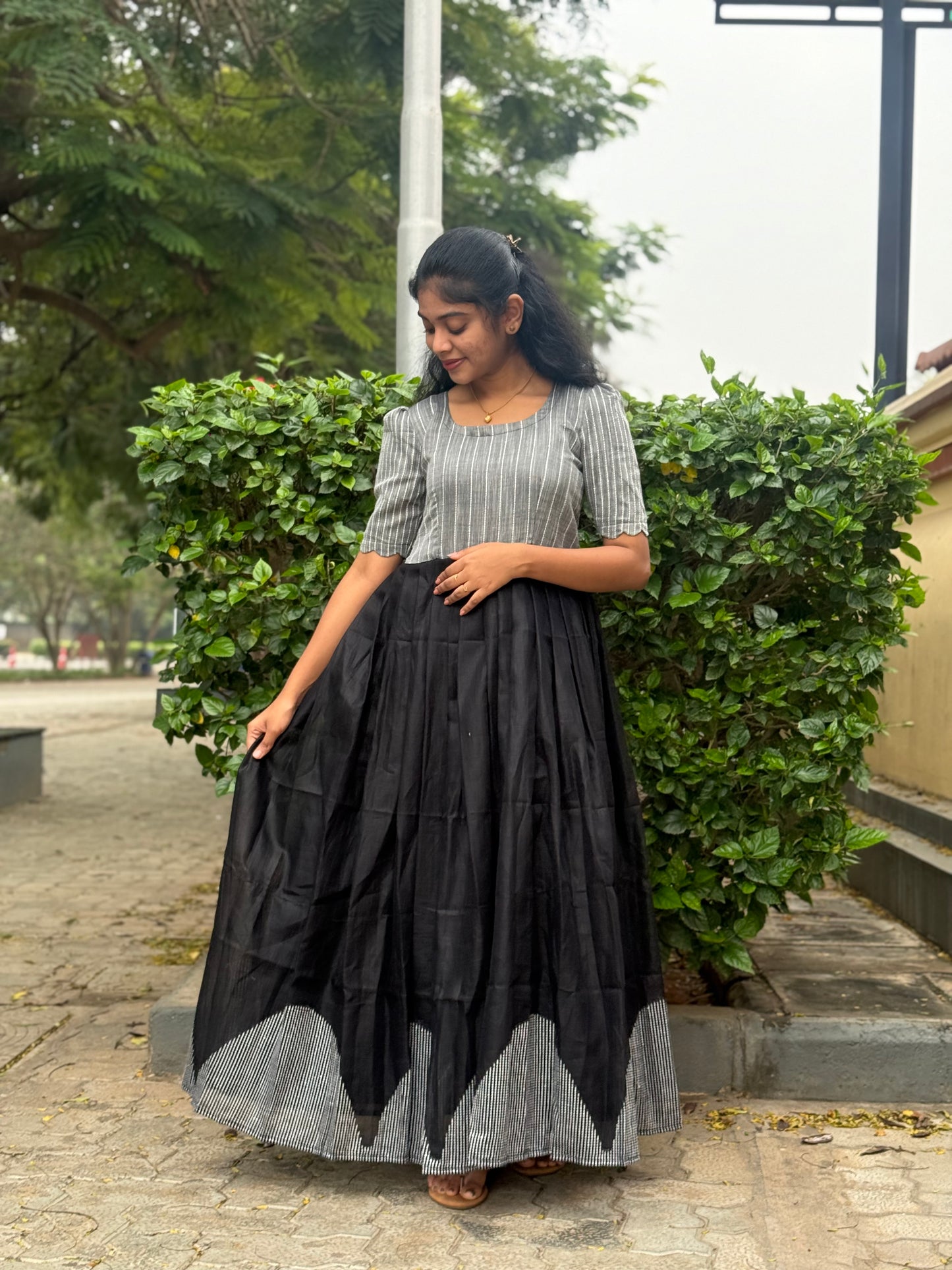 NY 524
Elegant linen cotton maxi with elbow puff sleeves with scallop detailings