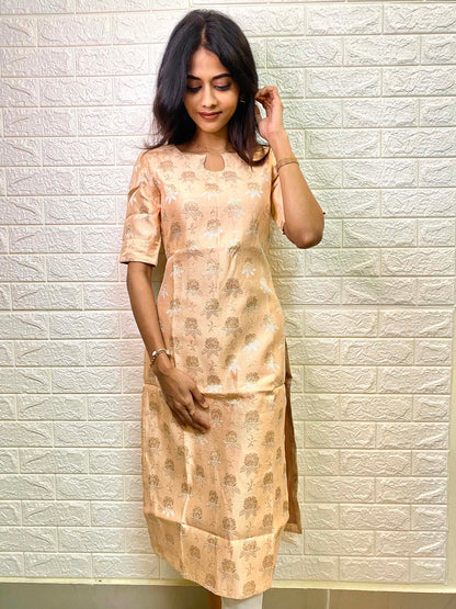 Capturing the timeless elegance of Banaras kurti with elbow sleeves