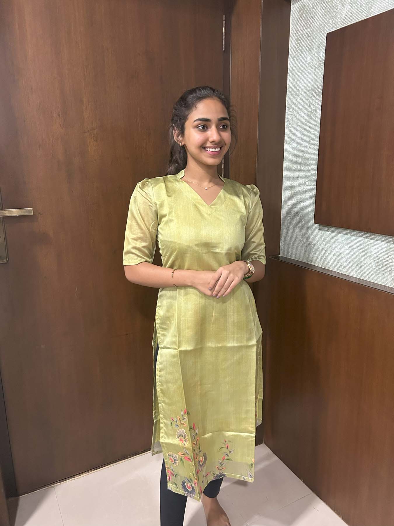 Elegant Tussar silk with elbow puff sleeves