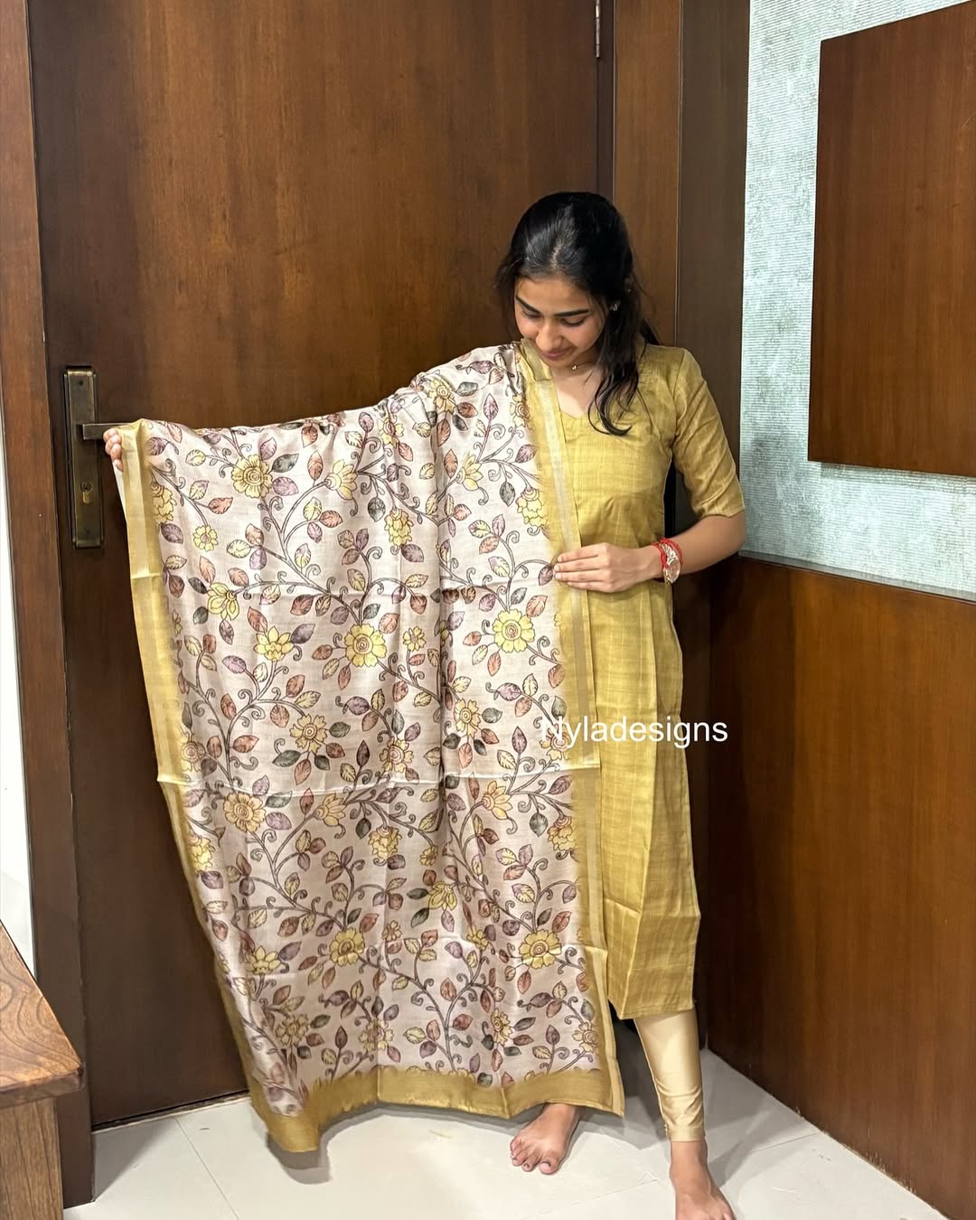 Elegant Chanderi kurti with duppatta and elbow sleeves